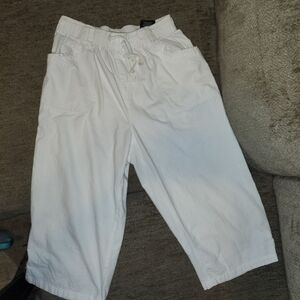 Erika Casual White Shorts/Capris Size PM